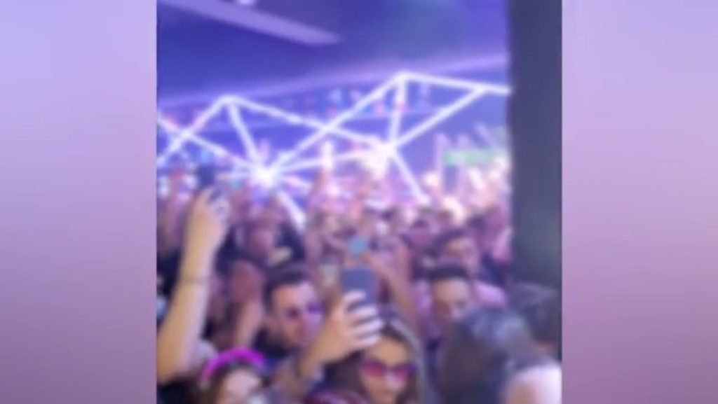 Αγνοούν τα μέτρα στη Λαμία – «Σαρδέλες» οι μαθητές για να δουν γνωστό ράπερ