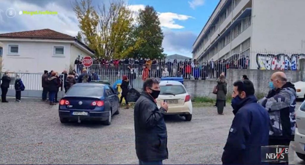 Θεματοφύλακες απήγαγαν με χειροπέδες διευθυντή σχολείου