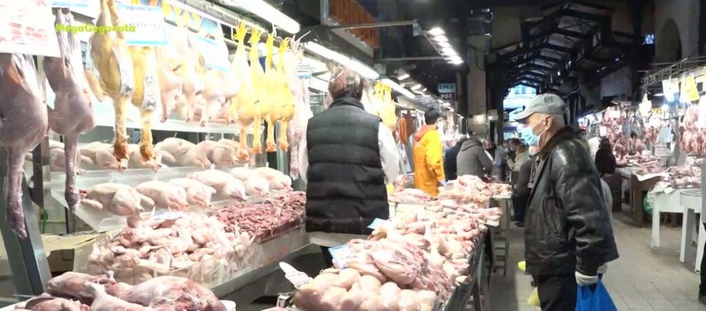 Χριστουγεννιάτικη ατμόσφαιρα στην αγορά της Αθήνας