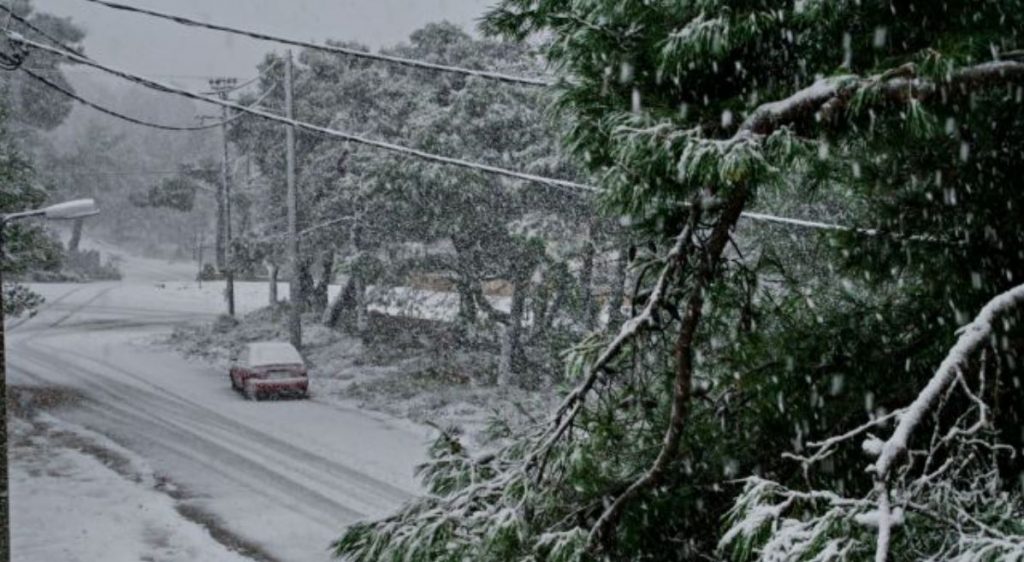 Κακοκαιρία «Κάρμελ» – Στα λευκά η χώρα, επί ποδός ο κρατικός μηχανισμός