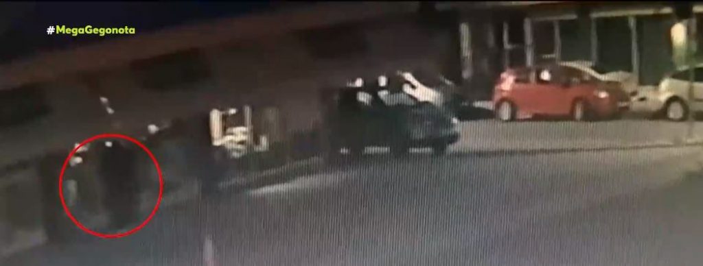 Καρέ καρέ η δολοφονία με μαχαίρι 66χρονου από το γιο της συντρόφου του