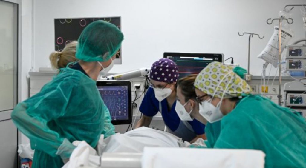 Κορωνοϊός – «Φώναζε μέσα στο νοσοκομείο ότι θα τον σκοτώσουν» – Πέθανε από επιπλοκές λίγες ώρες μέτα