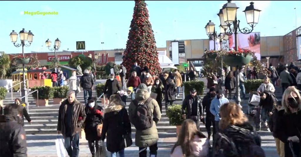 Χριστούγεννα – Κοσμοσυρροή σε Αθήνα & Θεσσαλονίκη στις χριστουγεννιάτικες αγορές
