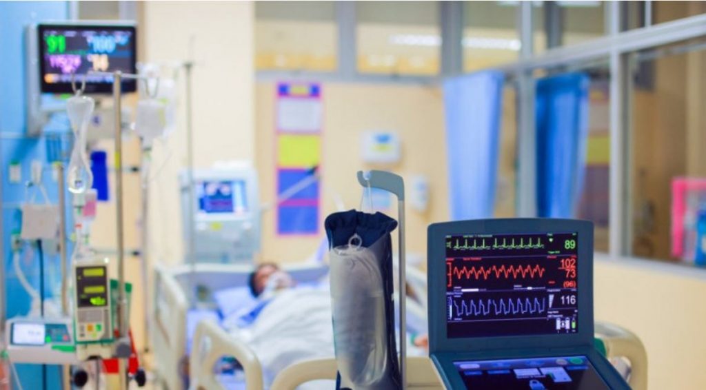 Κορωνοϊός – Κόλλησε επίτηδες τον ιό & πέθανε η μητέρα του – Απίστευτες ιστορίες αντιεμβολιαστών