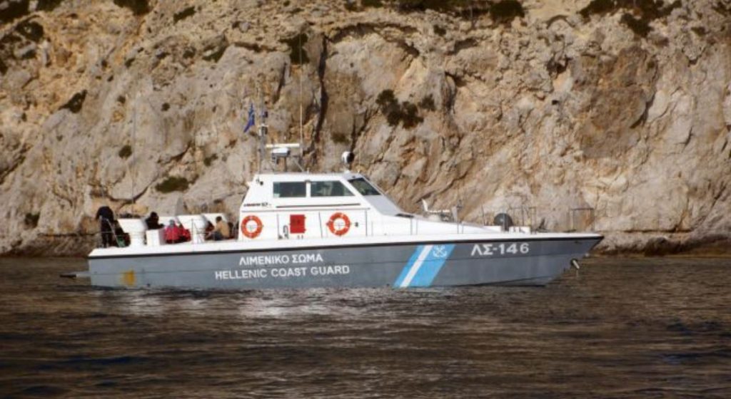 Φολέγανδρος – Μια νεκρή γυναίκα από το ναυάγιο με τους μετανάστες – Σε εξέλιξη η επιχείρηση διάσωσης