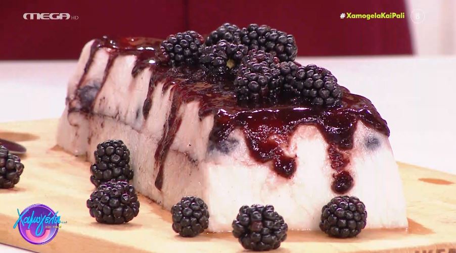 Ο Χρήστος Βέργαδος ετοιμάζει πανακότα καρύδας με σάλτσα βατόμουρο