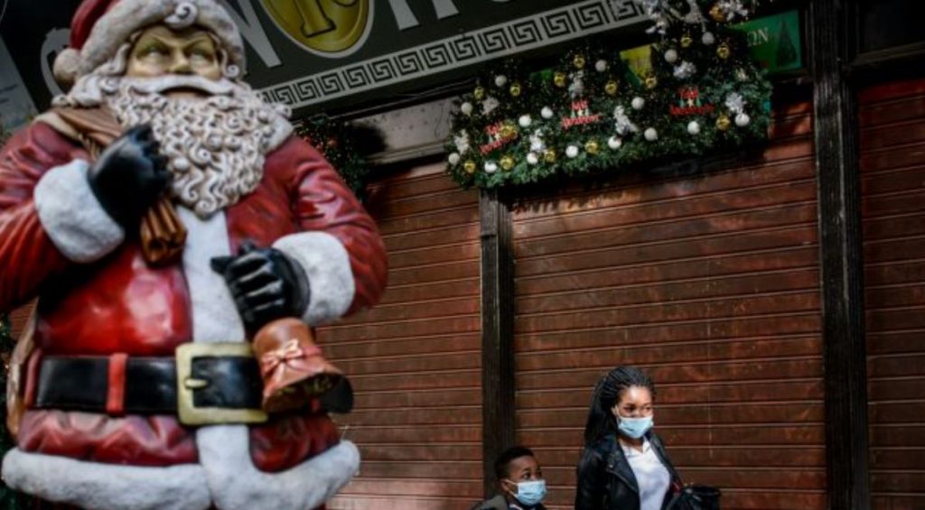 Χριστούγεννα – Βόλτα στα κέντρα Αθήνας & Θεσσαλονίκης για τους κατοίκους – Μάσκες & αποστάσεις