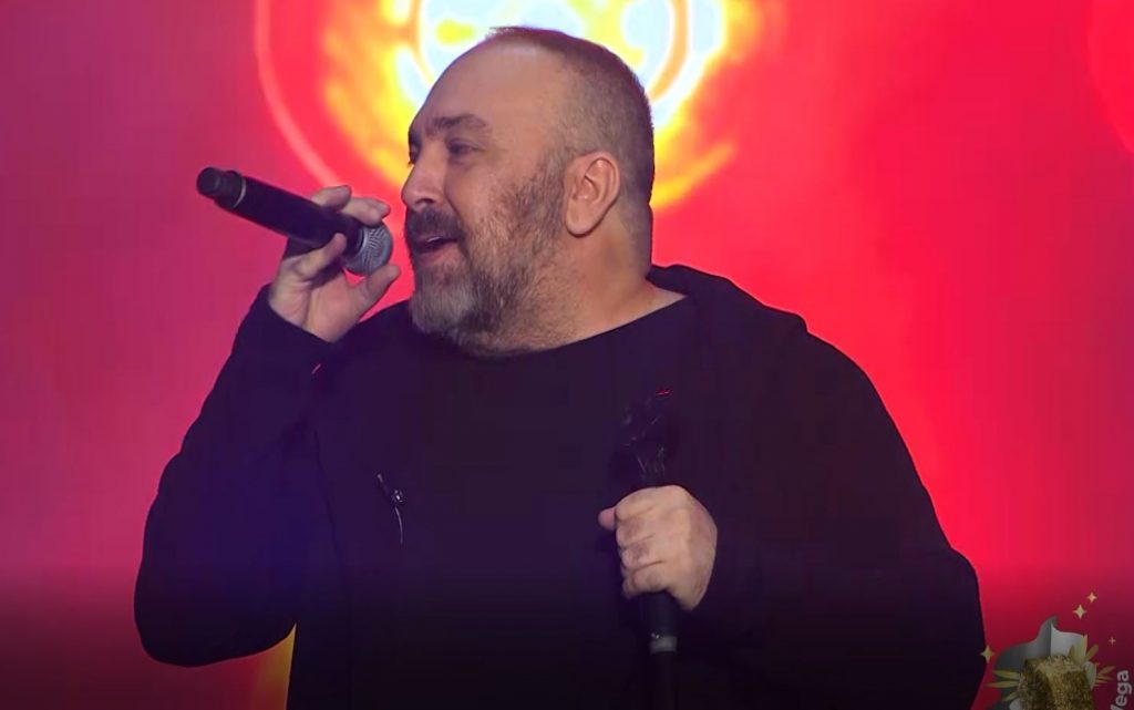 Σπίτι με το MEGA – O Γιώργος Αλκαίος ξεκίνησε με τη μεγάλη του επιτυχία «Με δύο μαρμάρινα φιλιά»
