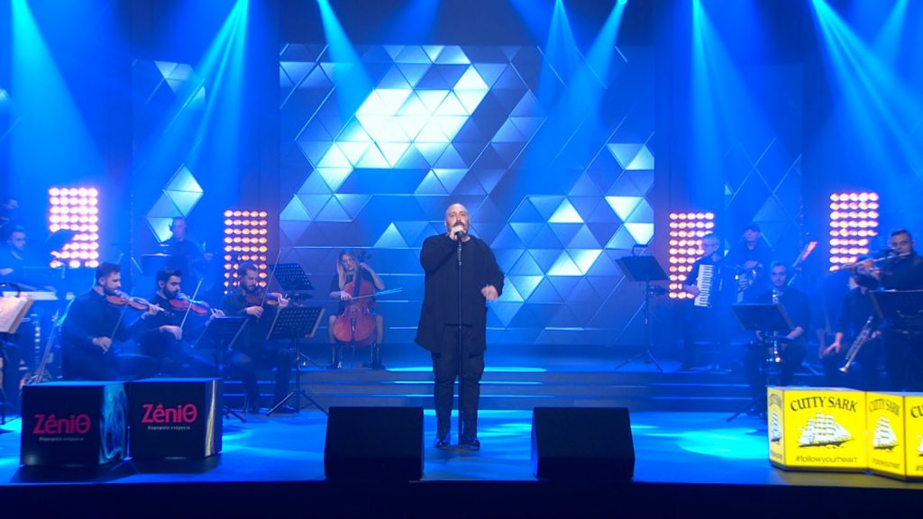 «Τι, τι…» – Ο Γιώργος Αλκαίος τραγουδά την πρώτη του μεγάλη επιτυχία για το κοινό του MEGA