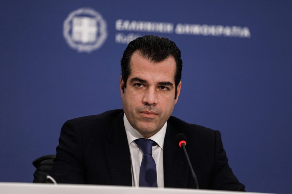 Τελεσίγραφο Πλεύρη στους ανεμβολίαστους υγειονομικούς: Εκτός Ε.Σ.Υ. στο τέλος Μαρτίου