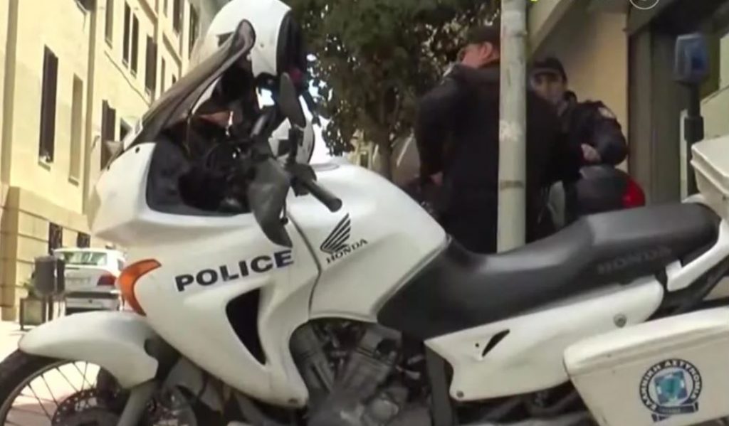 Κυψέλη – Άνδρας βγήκε στο μπαλκόνι κι άρχισε να πυροβολεί