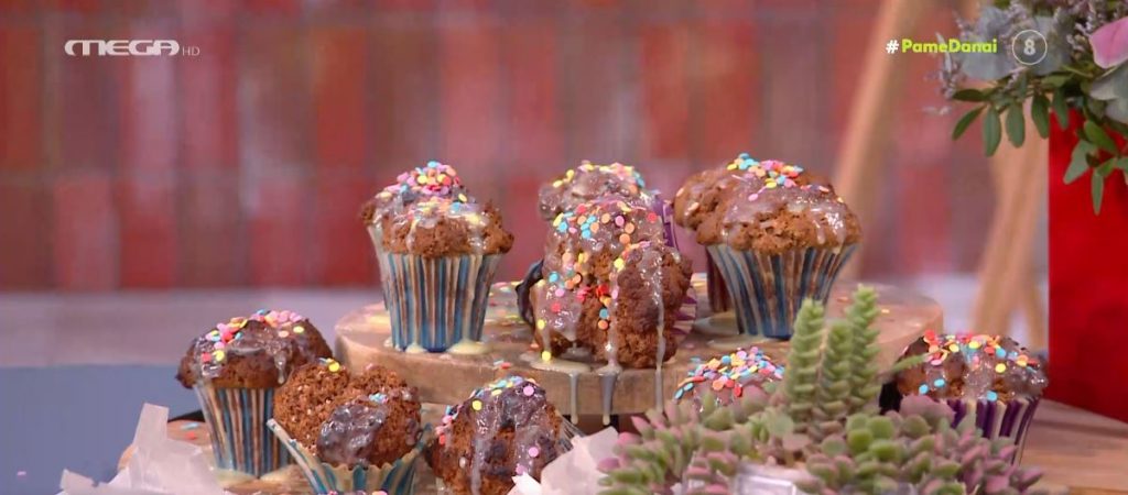 Ο Τίμος Ζαχαράτος μάς ετοιμάζει ζουμερά muffins με σοκολάτα!