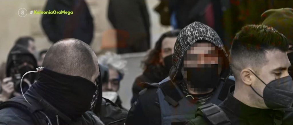 Αργυρούπολη – Με παγωμένο βλέμμα και αμίλητος στον ανακριτή ο «νταής» – Έκκληση για αίμα για τη 40χρονη που χαροπαλεύει