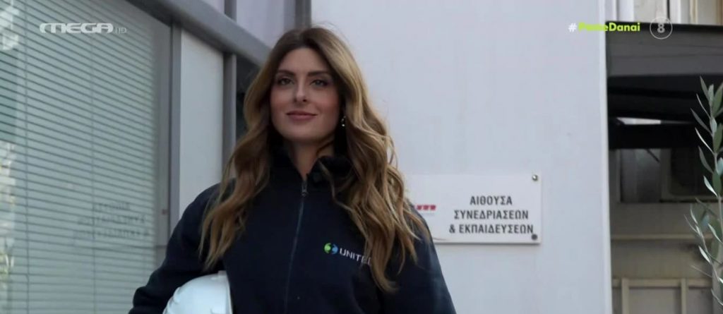 Η Ανθή Σαλαγκούδη ανέβηκε σε καλαθοφόρο & καθάρισε τα τζάμια ενός ψηλού κτιρίου!