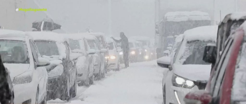 Πινγκ- πονγκ ανακοινώσεων υπουργείου Πολιτικής Προστασίας & Αττικής Οδού για το φιάσκο με τον χιονιά