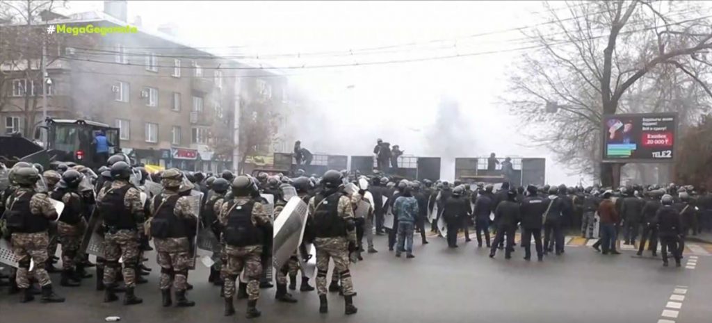 Καζακστάν – Πεδίο μάχης οι δρόμοι – Σφοδρές συγκρούσεις μεταξύ διαδηλωτών & αστυνομίας