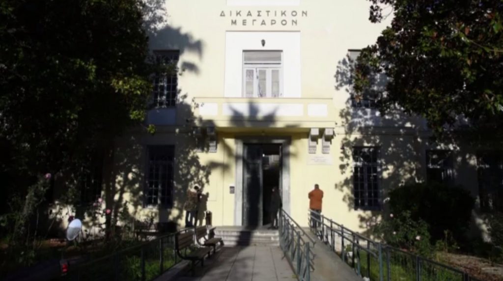 Καταδικάστηκε η πρώτη μητέρα που δεν έστελνε την κόρη της στο σχολείο