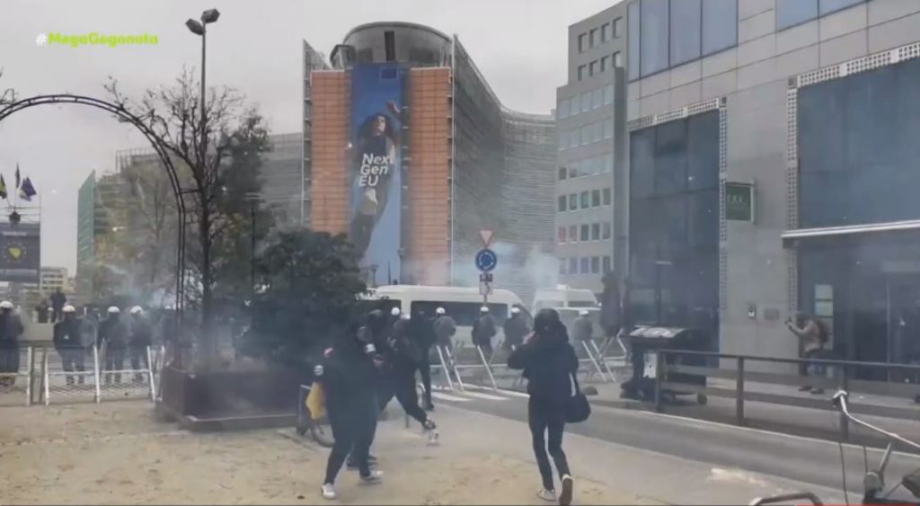 Σφοδρές συγκρούσεις αστυνομικών με αντιεμβολιαστές στην Ευρώπη