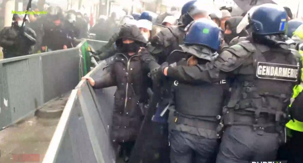 Οι Γάλλοι αντιεμβολιαστές θέλουν να «σπάσουν» τα νεύρα του Μακρόν