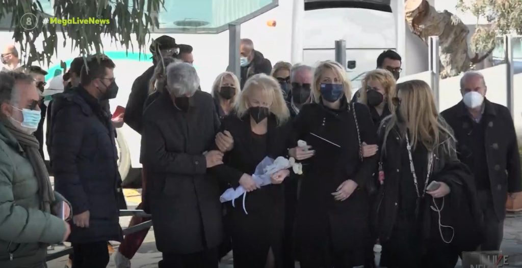 Θρήνος στη Μύκονο – Σπαρακτικό τελευταίο «αντίο» στον Τζώρτζη Μονογυιό