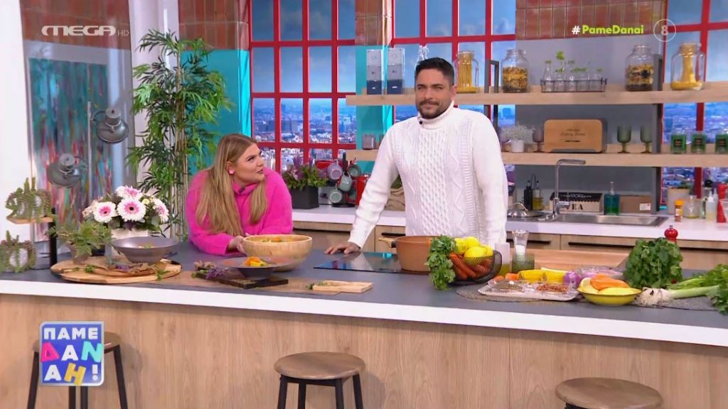 Ο Τίμος Ζαχαράτος μάς ετοιμάζει κοτόσουπα με καλαμπόκι!