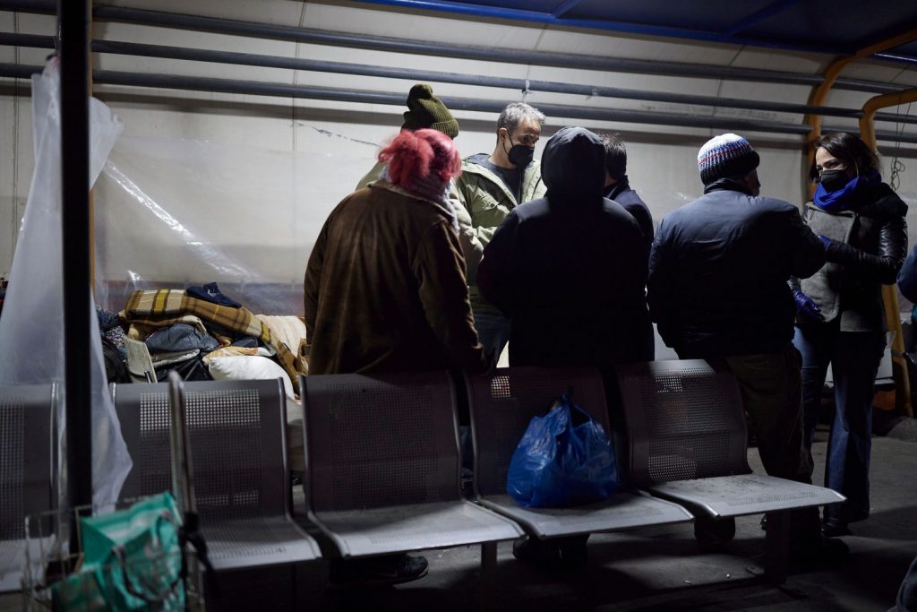 Επίσκεψη του πρωθυπουργού σε άστεγους στο λιμάνι του Πειραιά