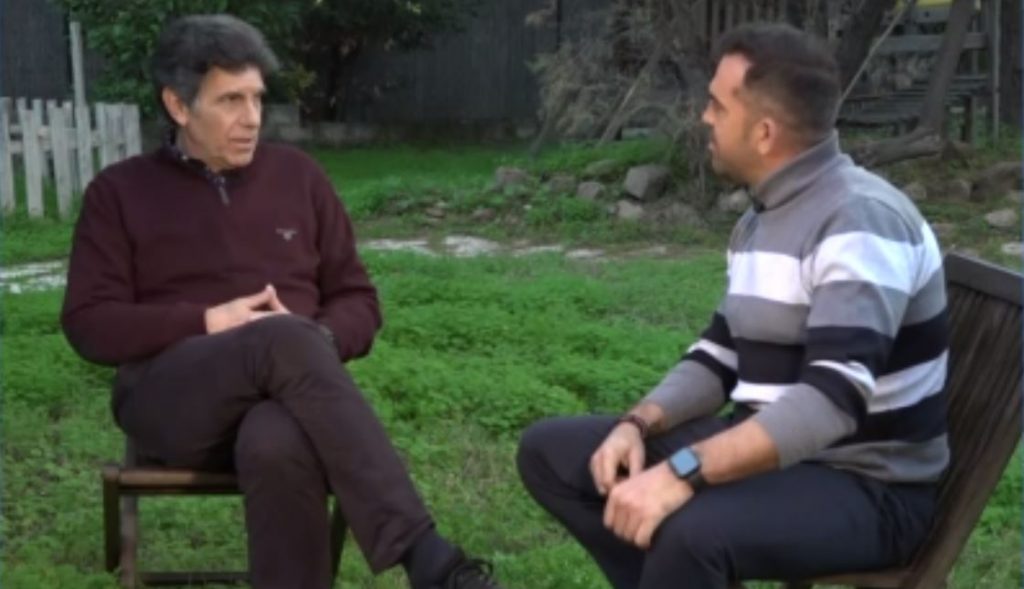 Γιάννης Μπέζος – «Δεν με ενδιαφέρει που γράφουν στο διαδίκτυο ότι δεν φωτογραφίζομαι με κόσμο»