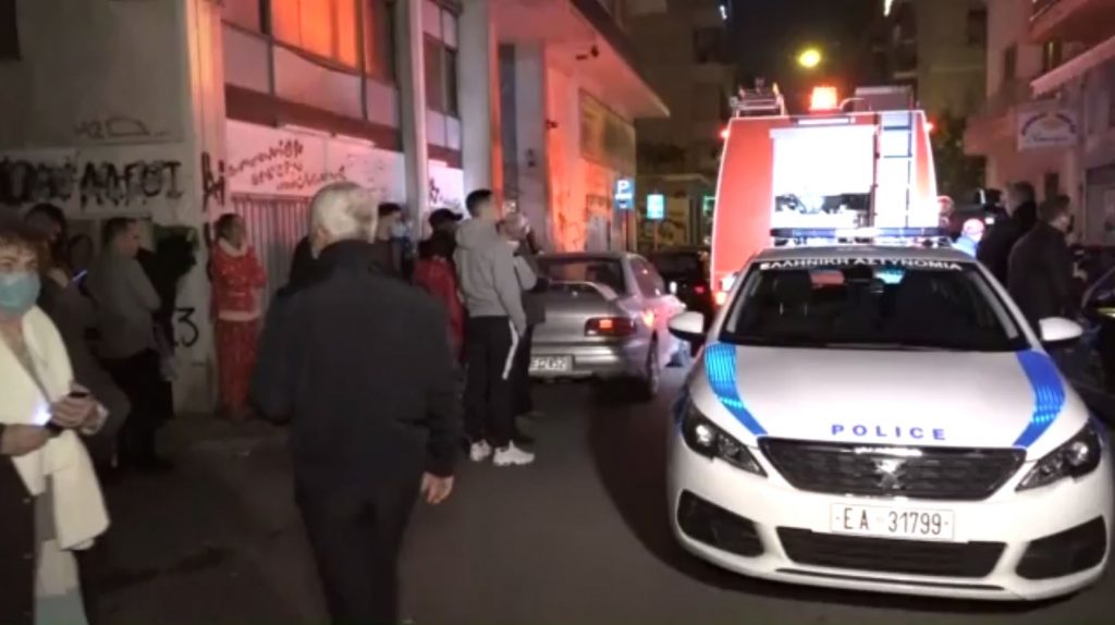 Άνδρας κρατά όμηρο την κοπέλα του και απειλεί να τινάξει την πολυκατοικία