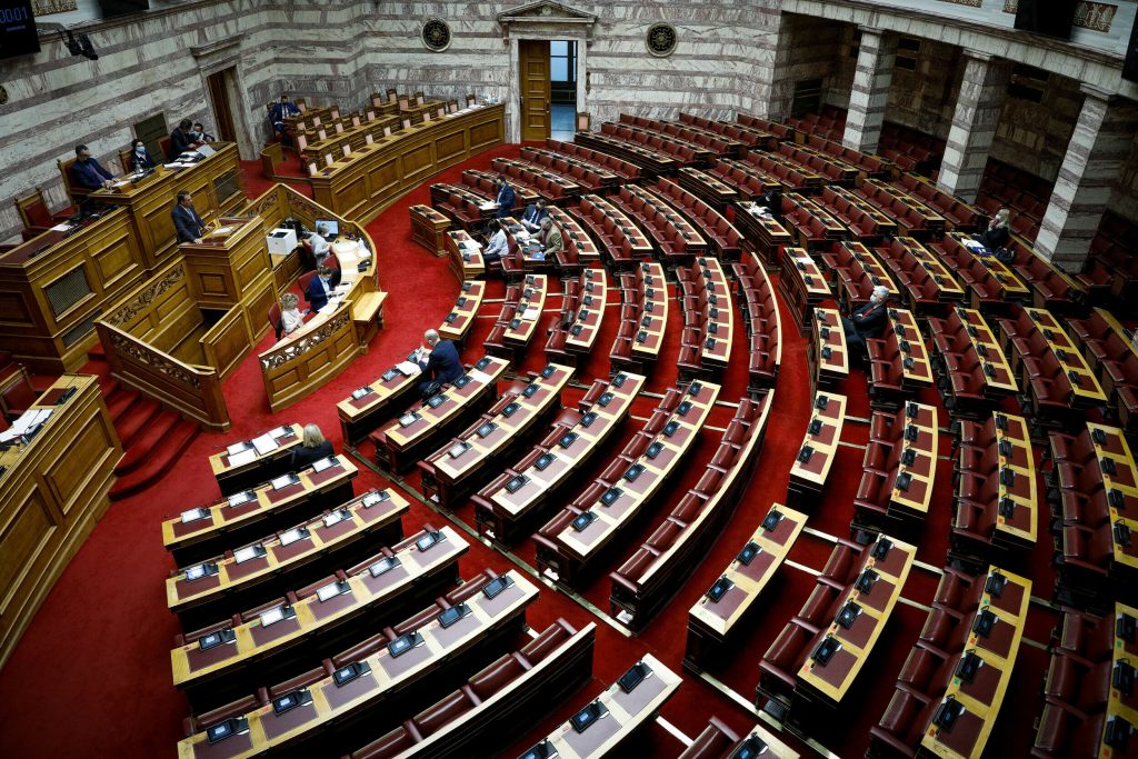 Τροπολογία στη Βουλή – Στη δημοσιότητα τα ονόματα των επιχειρήσεων που παραβιάζουν τα μέτρα για τον κορωνοϊό