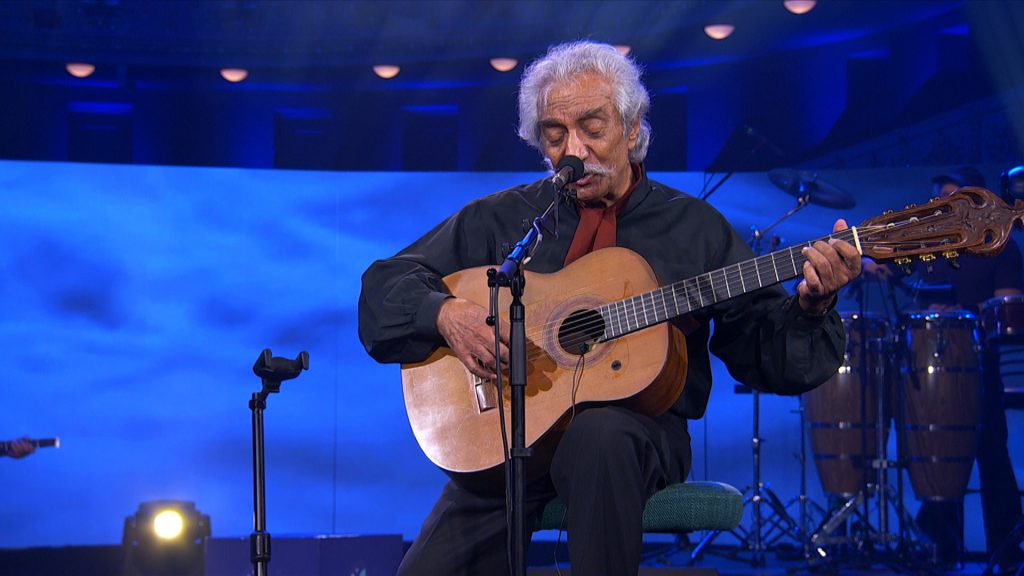 Σπουδαία ερμηνεία από τον Κώστα Χατζή στο τραγούδι «Απ’ το αεροπλάνο»