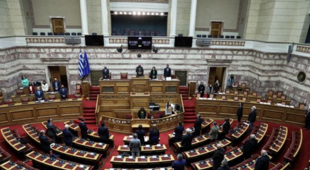 Πρόταση μομφής: Σε εξέλιξη η συζήτηση στη Βουλή