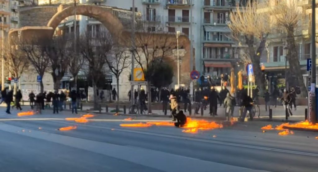 Θεσσαλονίκη – Ένταση & επεισόδια στην πορεία αντιεξουσιαστών