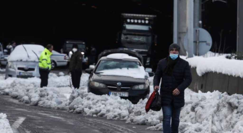 Κακοκαιρία: Παραμένουν εγκλωβισμένοι στην Αττική Οδό για περισσότερες από 24 ώρες