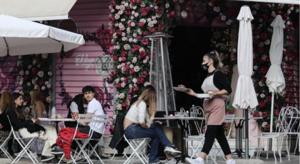 Κορωνοϊός: Το πρώτο «κύμα» χαλάρωσης από τη Δευτέρα – Τι αλλάζει σε εστίαση & διασκέδαση