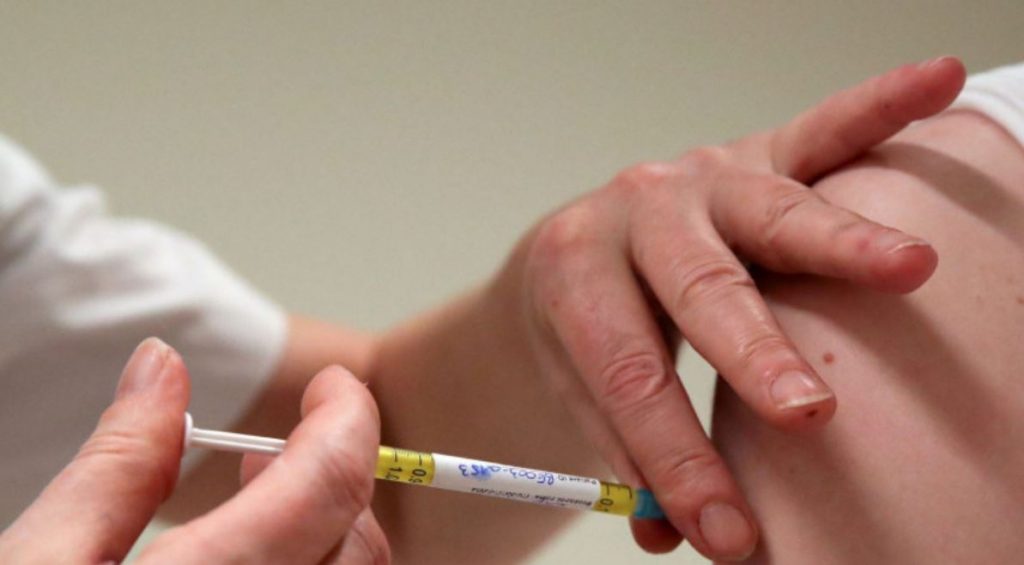 Εμβόλιο – Αρχίζει η χορήγηση της τέταρτης δόσης στην Ελλάδα