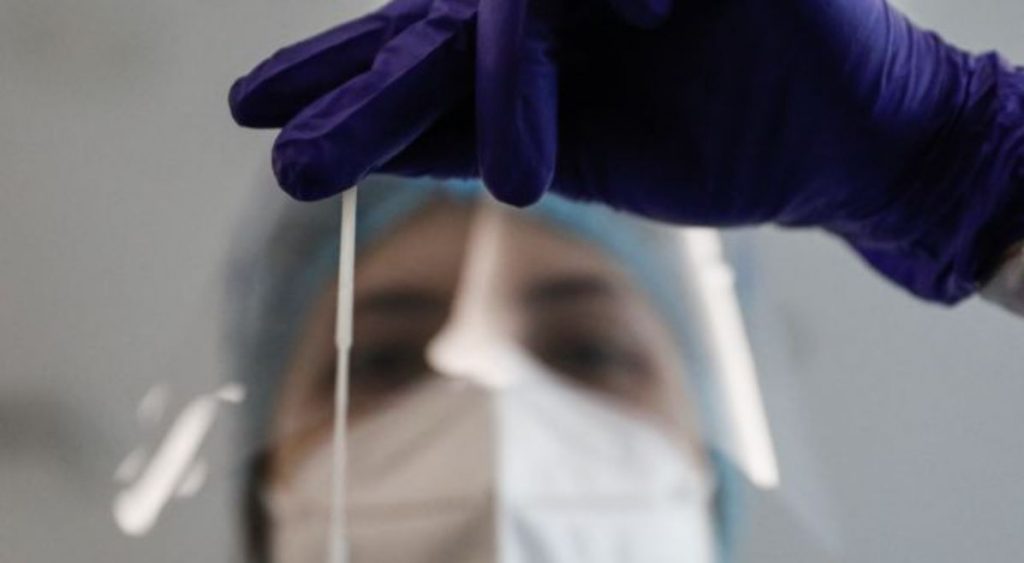 Κορωνοϊός – Στη δίνη της «Όμικρον» ο πλανήτης – Στα ύψη τα κρούσματα