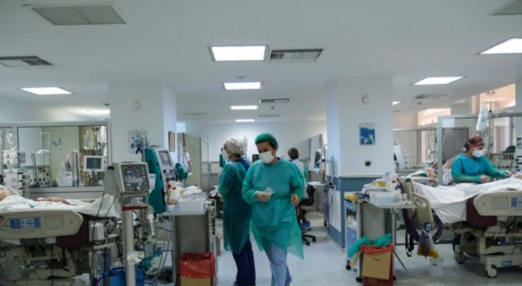 Κορωνοϊός – «Κοκτέιλ» κρουσμάτων & κενών στα νοσοκομεία