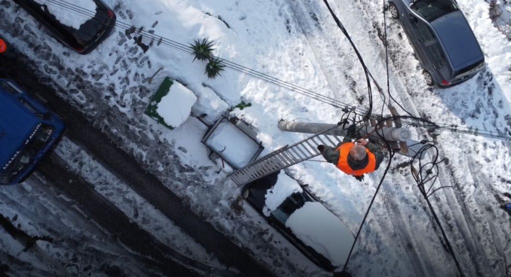 Κακοκαιρία: «Λιώνω χιόνι για να δώσω νερό στο παιδί μου» – Καταγγελία σοκ μητέρας