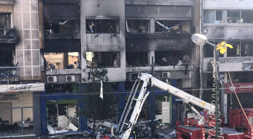 Ισχυρή έκρηξη στη λεωφόρο Συγγρού: Από θαύμα σώθηκαν οδηγός & επιβάτης που περνούσαν από το σημείο