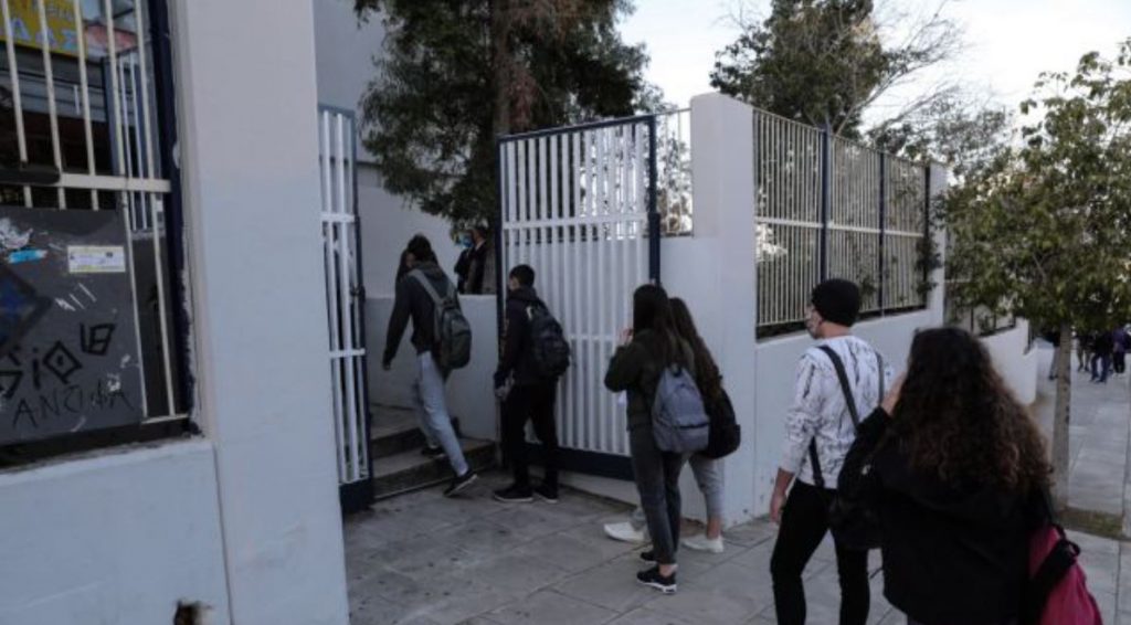 Τρίκαλα: Έριξαν καπνογόνα σε Λύκειο – Στο νοσοκομείο 4 άτομα