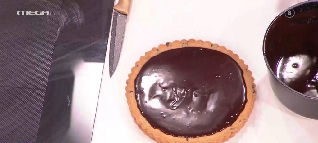 Ο Χρήστος Βέργαδος φτιάχνει τάρτα cookies με γέμιση καραμέλα – σοκολάτα