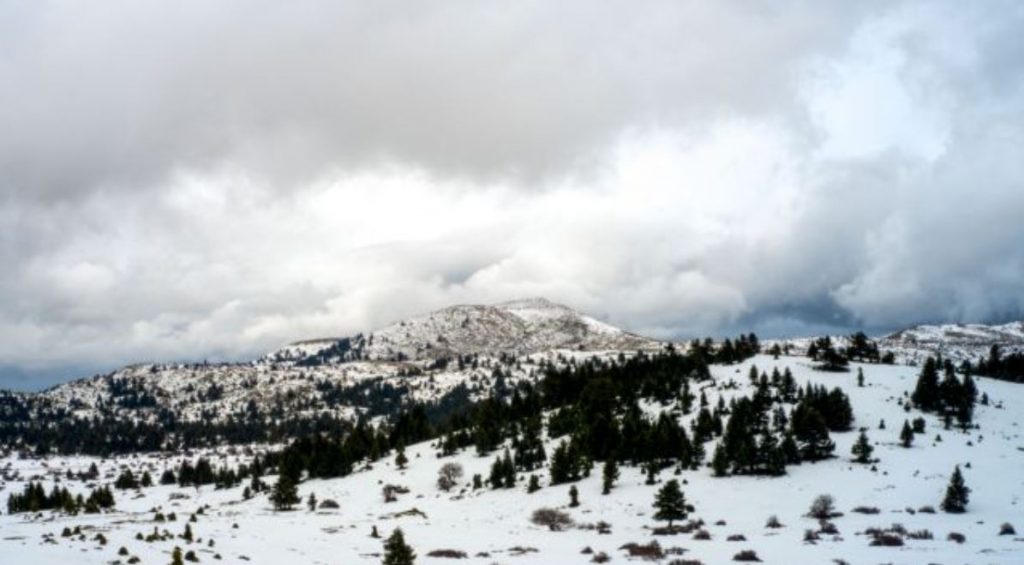 «Ψυχρή» εισβολή με «βουτιά» της θερμοκρασίας – Αναμένονται χιόνια ακόμη και στα βόρεια της Αττικής