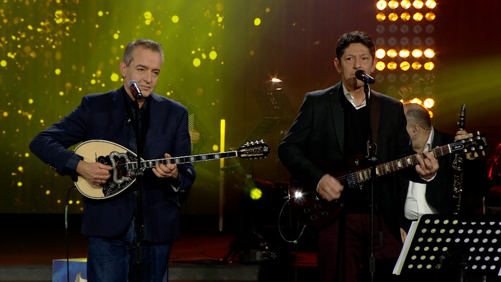 Ο Χρήστος Παπαδόπουλος σε μια τεράστια επιτυχία του Άκη Πάνου βάζει «φωτιά» στη σκηνή