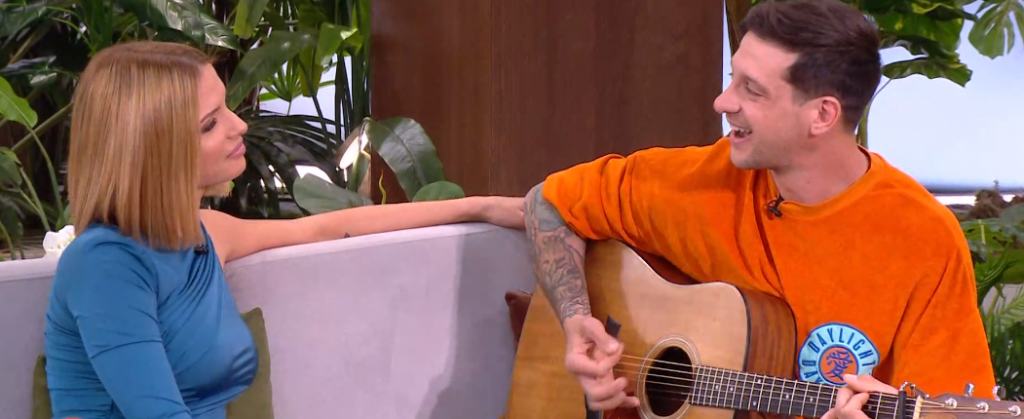 Οι παρουσιαστές των backstage του X-Factor Κατερίνα Λιόλου και Ηλίας Μπόγδανος στην «Ελένη»