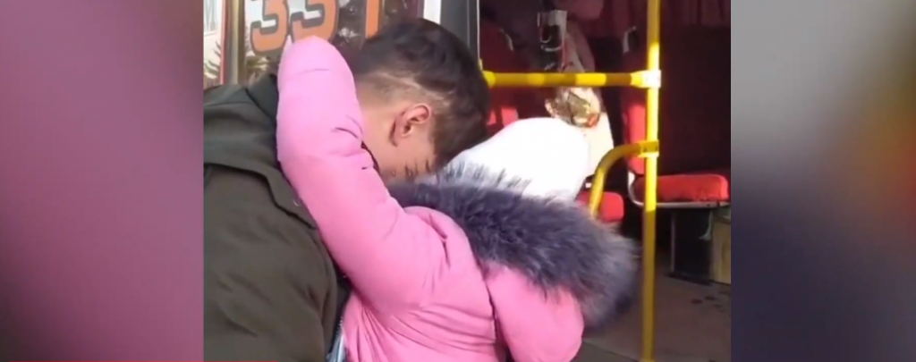 Ουκρανία: Η σπαρακτική στιγμή που πατέρας αποχωρίζεται την κόρη του για να πολεμήσει