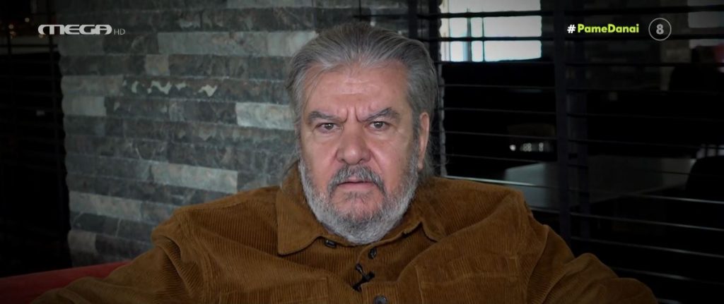 «Οι Απαράδεκτοι»: Ο Βασίλης Χαλακατεβάκης διηγείται άγνωστες ιστορίες από τα γυρίσματα της αγαπημένης κωμικής σειράς!