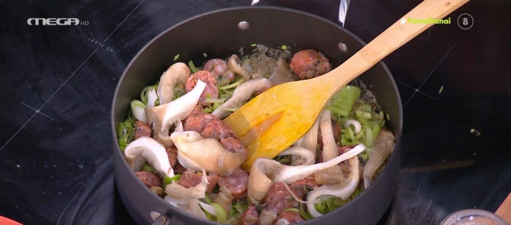 Ο Τίμος Ζαχαράτος μάς ετοιμάζει σπανακόρυζο με λουκάνικα & μανιτάρια!