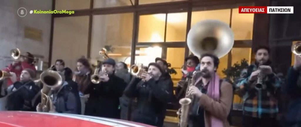 Καντάδα ζωής στη μέση του δρόμου για νεαρή ηθοποιό που βγήκε από το νοσοκομείο