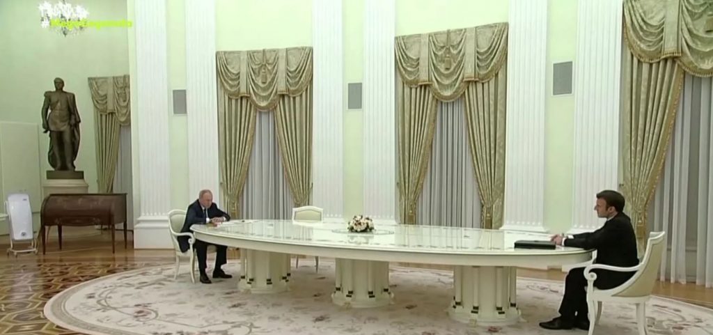 Κρίσιμες συνομιλίες Πούτιν-Μακρόν για την αποτροπή πολέμου στην Ουκρανία