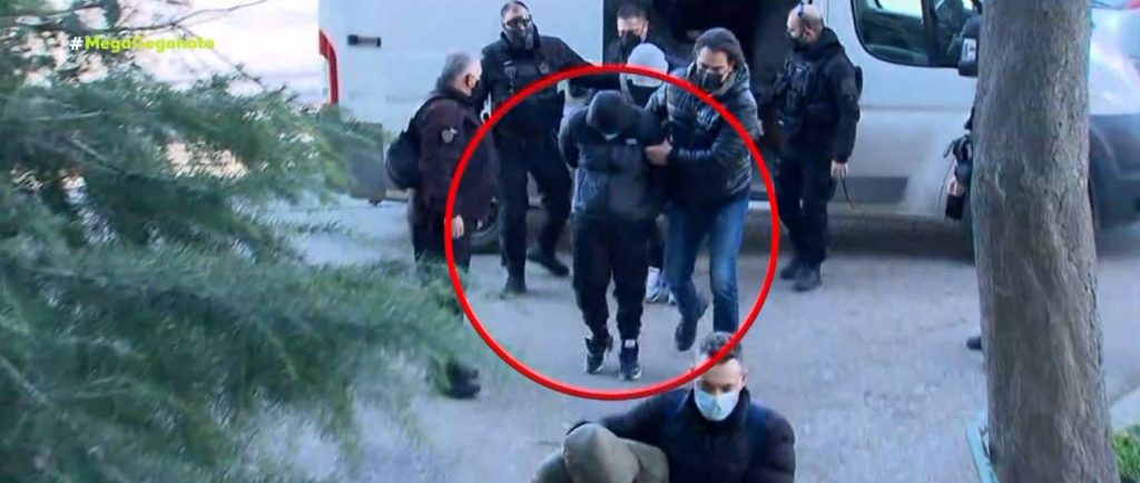 Ο 21χρονος «δρεπανοφόρος» δείχνει τον 25χρονο  «Αθηναίο» για το χαριστικό χτύπημα στον Άλκη